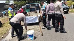 Minimalisir Lakalantas, Polsek Selebar Tampal Jalan Berlubang