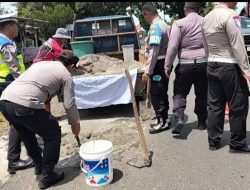 Minimalisir Lakalantas, Polsek Selebar Tampal Jalan Berlubang